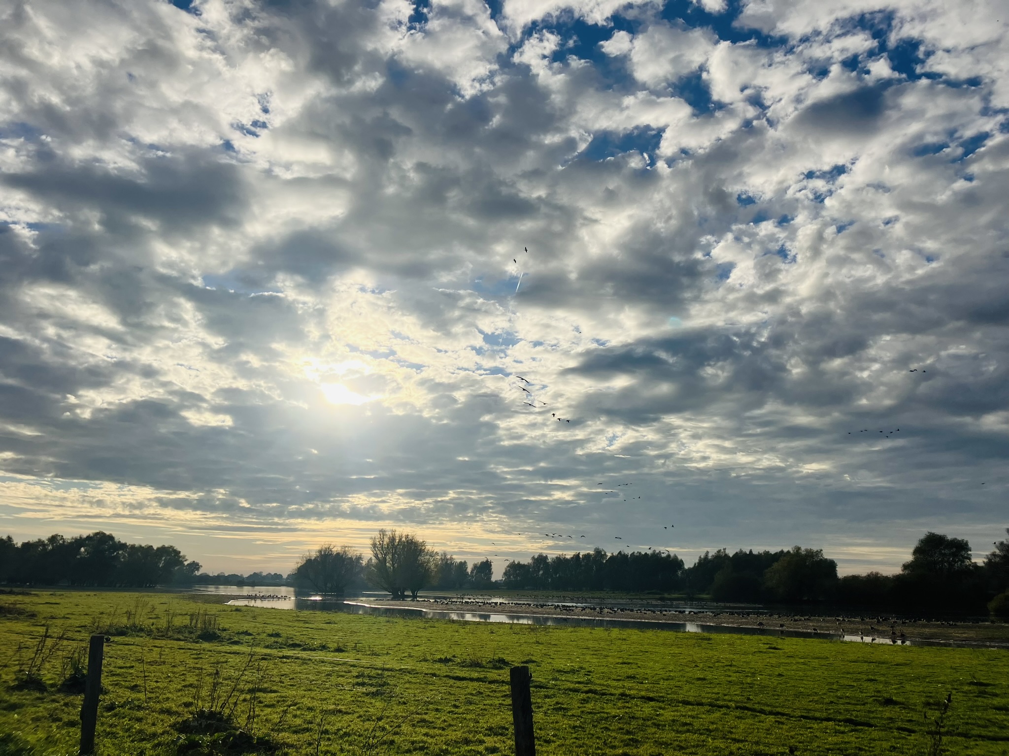 Foto van de ijssel met wolkendek